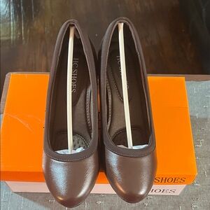 HC Shoes Women's Brown Round-Toe shoes.  Size: 5.5